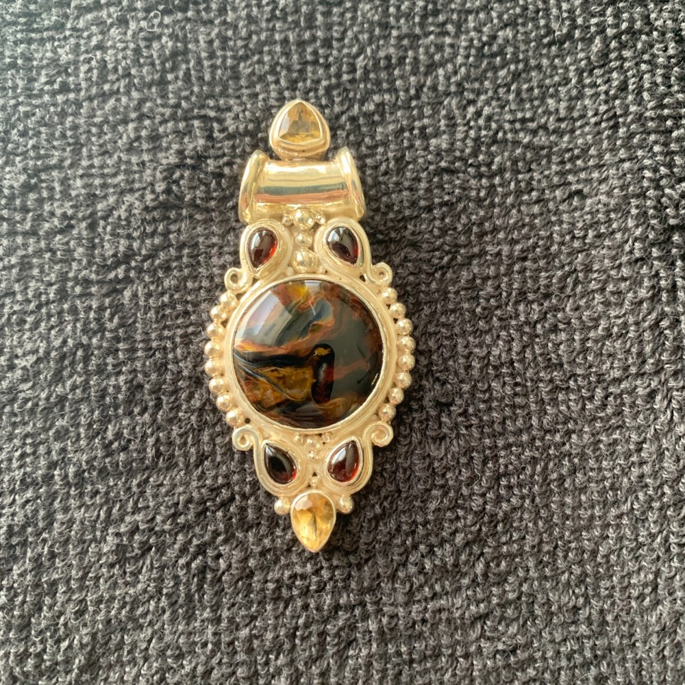 Sajen Offerings Pendant